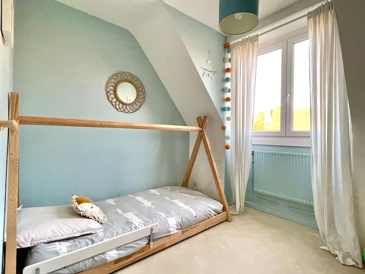 Spavaća soba s krevetom 90x200. Električna roletna na ljuljačkom prozoru.