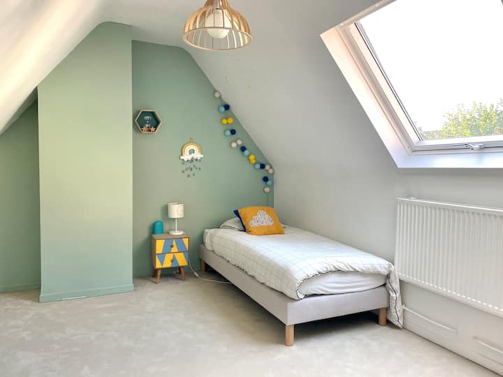 Spavaća soba s krevetom 90x200 (novi madrac) i velikim radnim stolom. Vanjska roletna na projekcijskom veluksu.