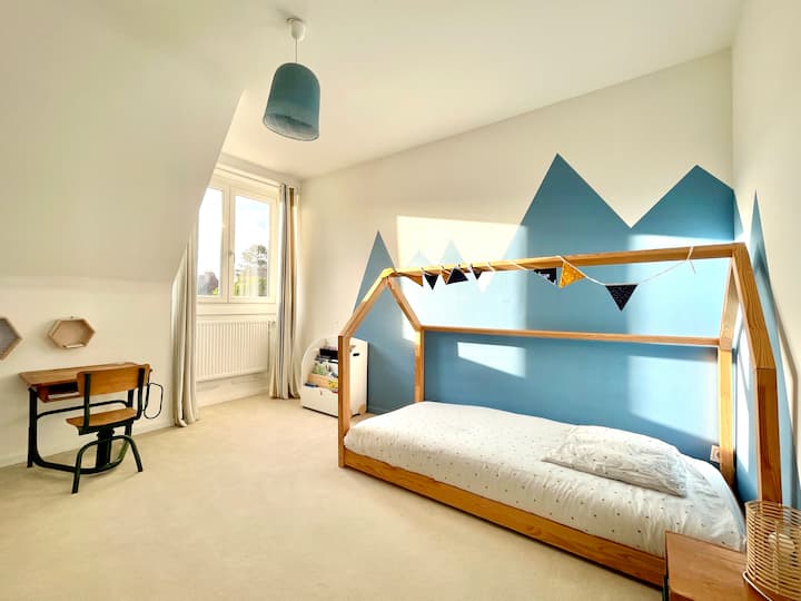 Spavaća soba s krevetom 90x200. Električna roletna na ljuljačkom prozoru.