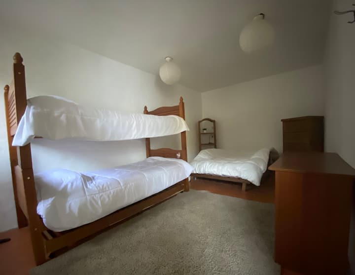 Ghorofa ya pili, kitanda cha ghorofa moja na kitanda cha ukubwa wa malkia. 