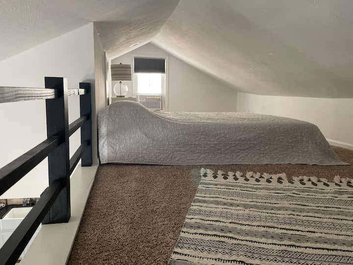 Lit queen size dans un loft à l'étage