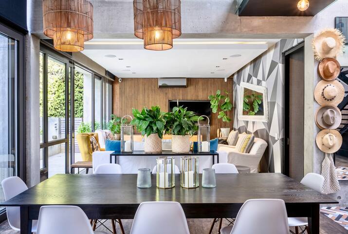 Luxurious Camps Bay Villa 5MinuteWalk To The Beach gallery image 5