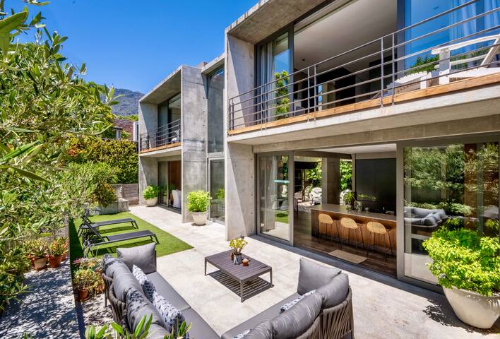 Luxurious Camps Bay Villa 5MinuteWalk To The Beach gallery image 2