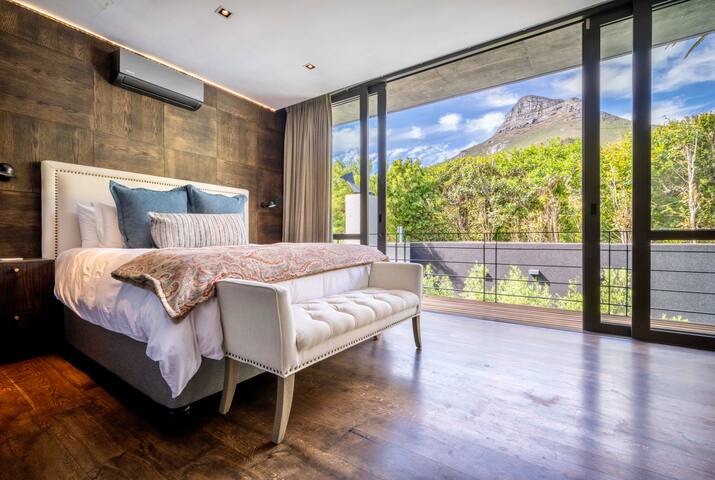 Luxurious Camps Bay Villa 5MinuteWalk To The Beach gallery image 3