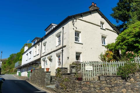 Central Cottage with Parking for 4