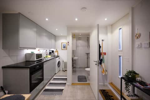 Successful Airbnb property: Small basement studio in house, 15 min from city in Farsta