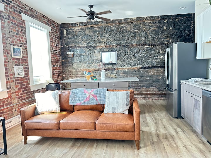 Downtown 2br Loft Walk To Coffee & Dining - Plattsburgh, NY