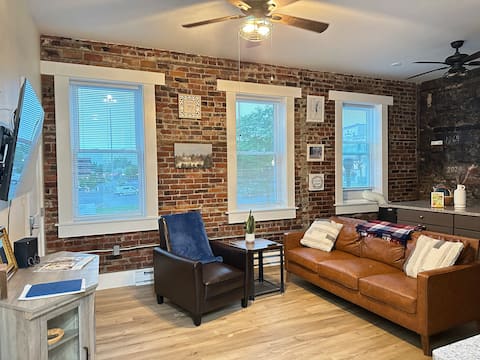 Historic 2BR Loft • Quiet • Work-Ready • Downtown