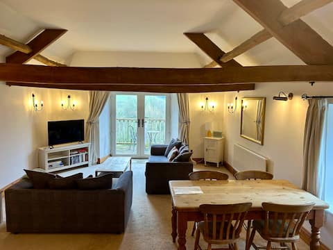 Successful Airbnb property: Spacious Barn near Bristol with Chew Valley Views in North Somerset