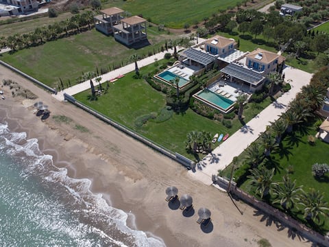 Beachfront Twin (Heated) Pool Villas (22+1 guests)