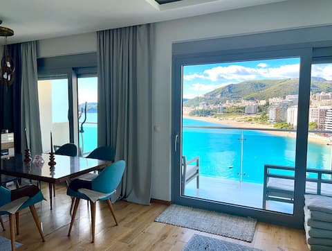 Luxurious sea view of the mountains