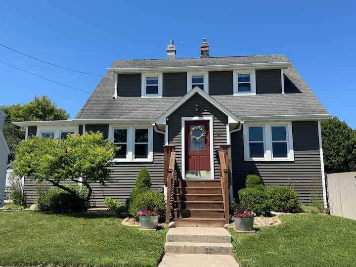 Charming Cape Cod 2 Blocks From Lake 15min To Eaa - Oshkosh, WI