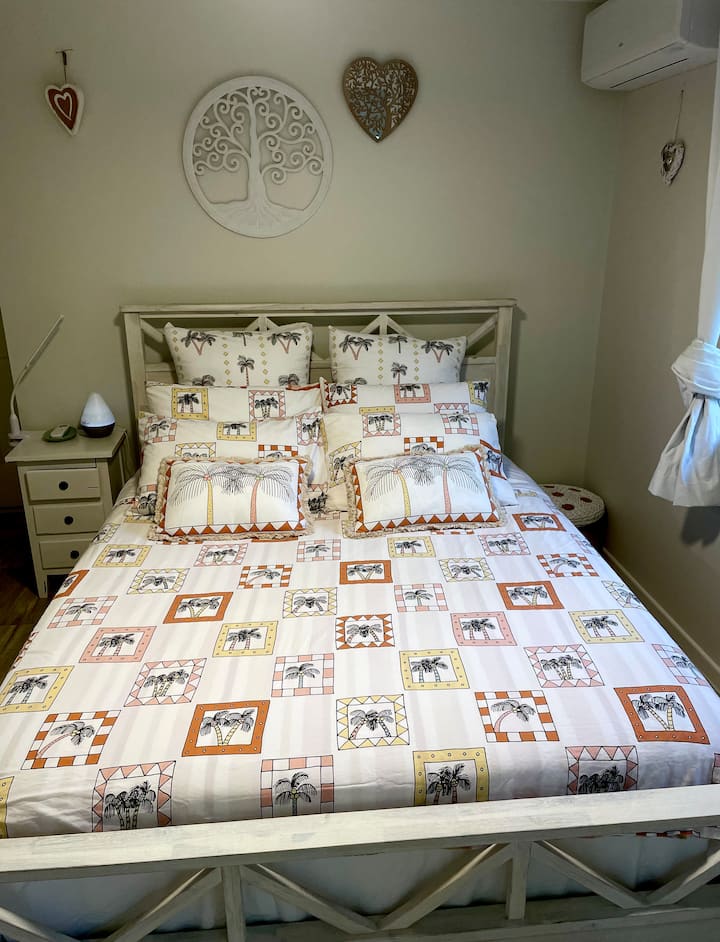 Прекрасен удобен брачен кревет (широк 150-179 см), во опуштена соба со клима уред со обратен циклус. 