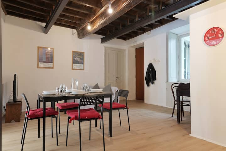 סלון גדול עם פינת עבודה חכמה וספה נפתחת.
