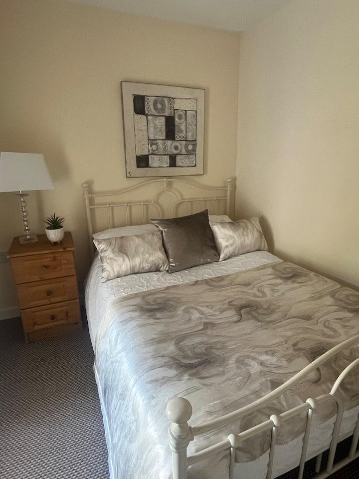 1 нема брачен кревет (широк 150-179 см) 