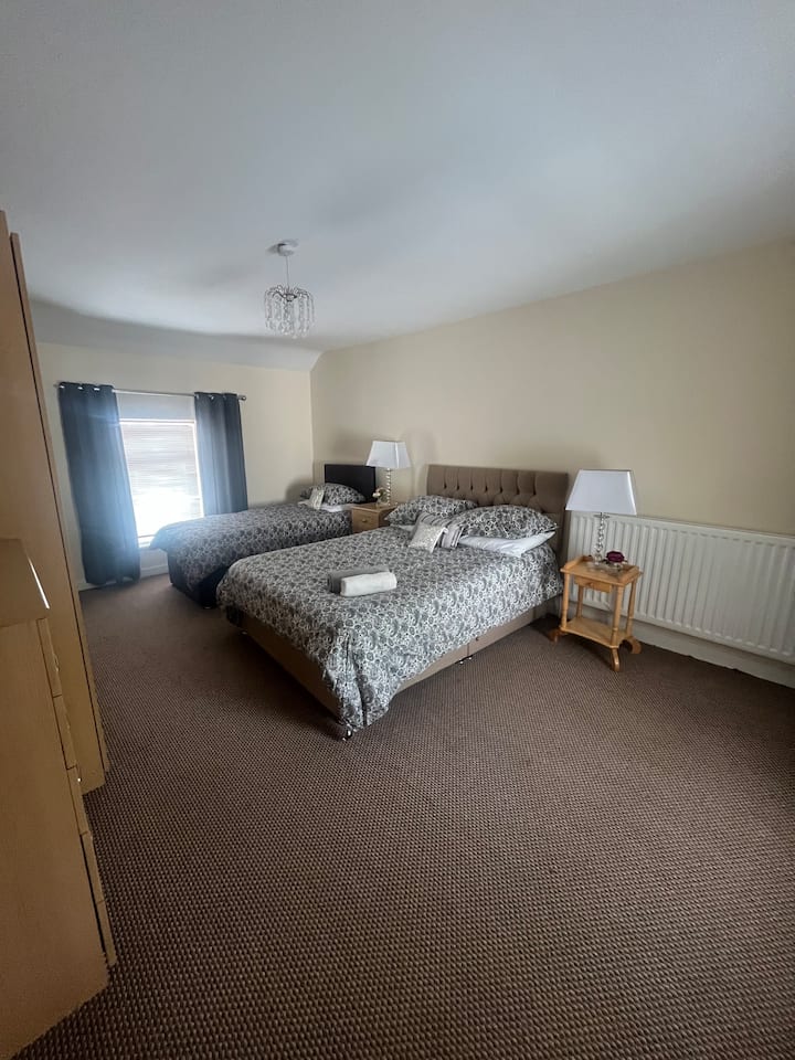 Немам брачен кревет (широк 150-179 см) и 1 без единечен кревет (широк 180-179 