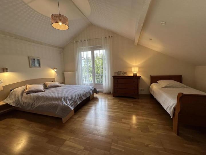 חדר השינה בקומה העליונה