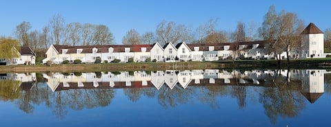 Top Airbnb: New-England Modern Cotswold Lake House-sleeps 6 in South Cerney