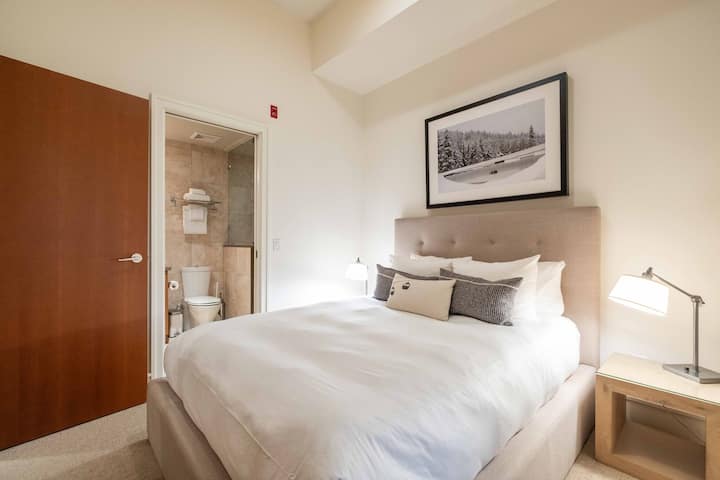 غرفة النوم الرابعة: سرير بحجم كوين، حمام داخلي