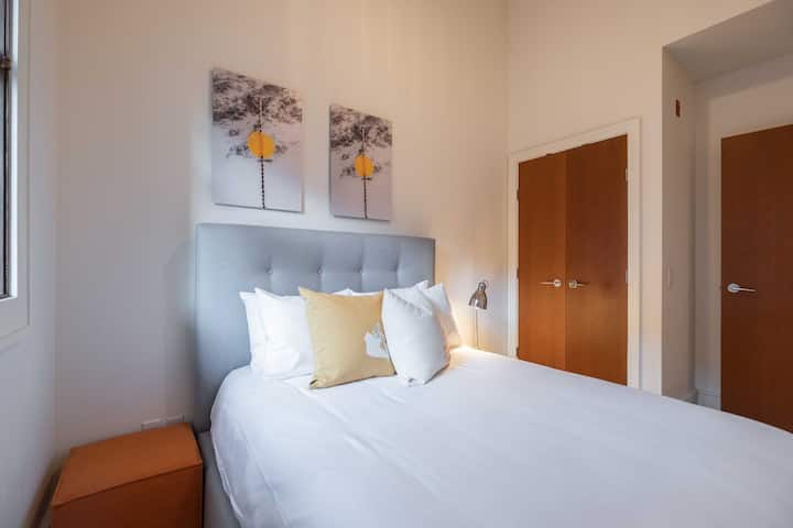 غرفة النوم الثالثة: سرير مزدوج، خزانة ملابس