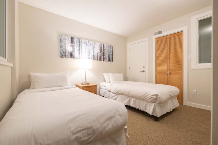 第二间卧室：两张单人床（可选加大双人床）、衣橱、电视