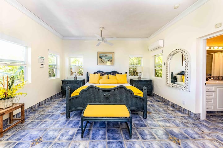 El dormitorio azul está ubicado debajo del dormitorio principal.