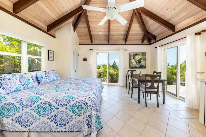 La cama tamaño king en la casa de huéspedes con cocina estudio.