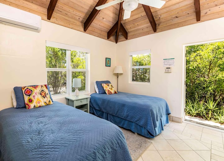 Habitación doble en la casa de huéspedes con dos camas individuales.