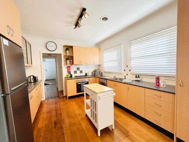 ABODE ON ADENEY /FREE WIFI / pet friendly !! gallery image 4