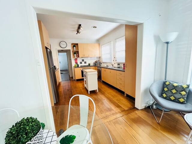ABODE ON ADENEY /FREE WIFI / pet friendly !! gallery image 3