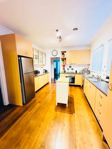 ABODE ON ADENEY /FREE WIFI / pet friendly !! gallery image 5