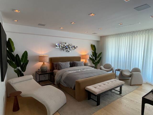 Modern Venice Beachhouse with 20′ ceilings gallery image 5