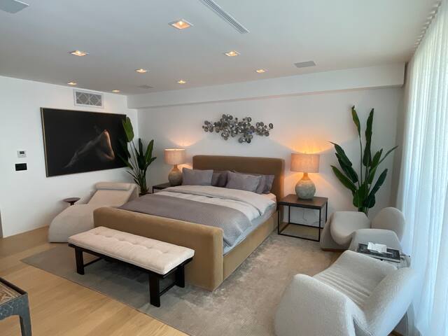 Modern Venice Beachhouse with 20′ ceilings gallery image 4