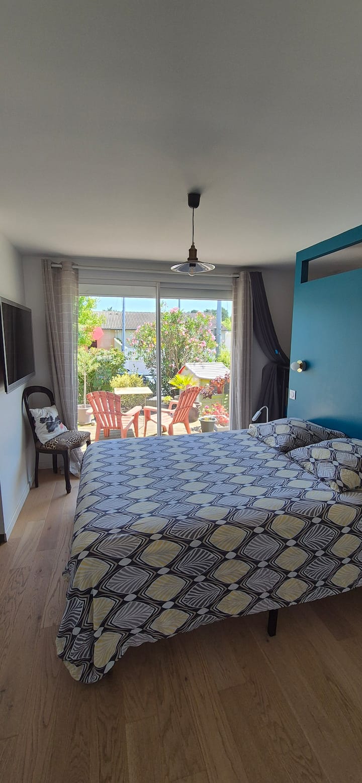 master suite met queensize bed met dressing en badkamer