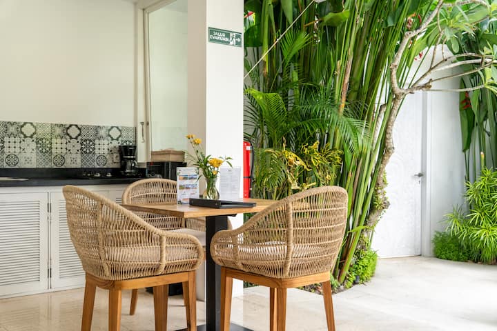 Dining at Villa Charles