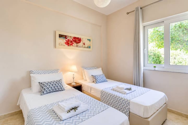 Habitación luminosa con dos camas individuales, ideal para niños, amigos o huéspedes adicionales.