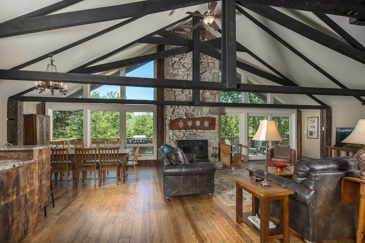 Sleeps 19, 1 Mile To Beech Ski, Game Room, Hot Tub - North Carolina
