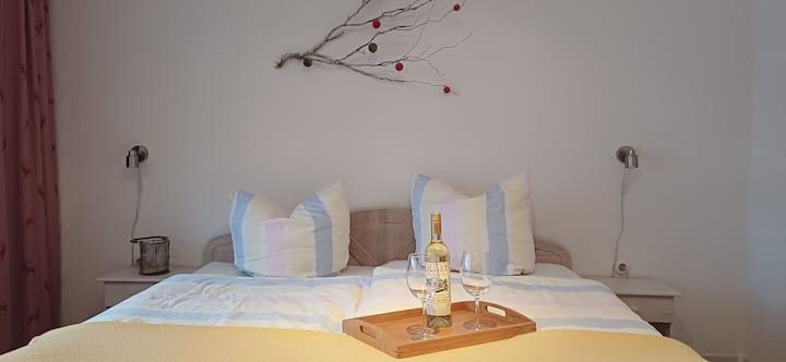 Dormitorio con puerta al balcón