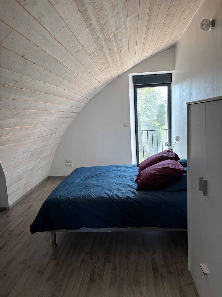 chumba cha kulala kikubwa na kitanda cha sentimita 160