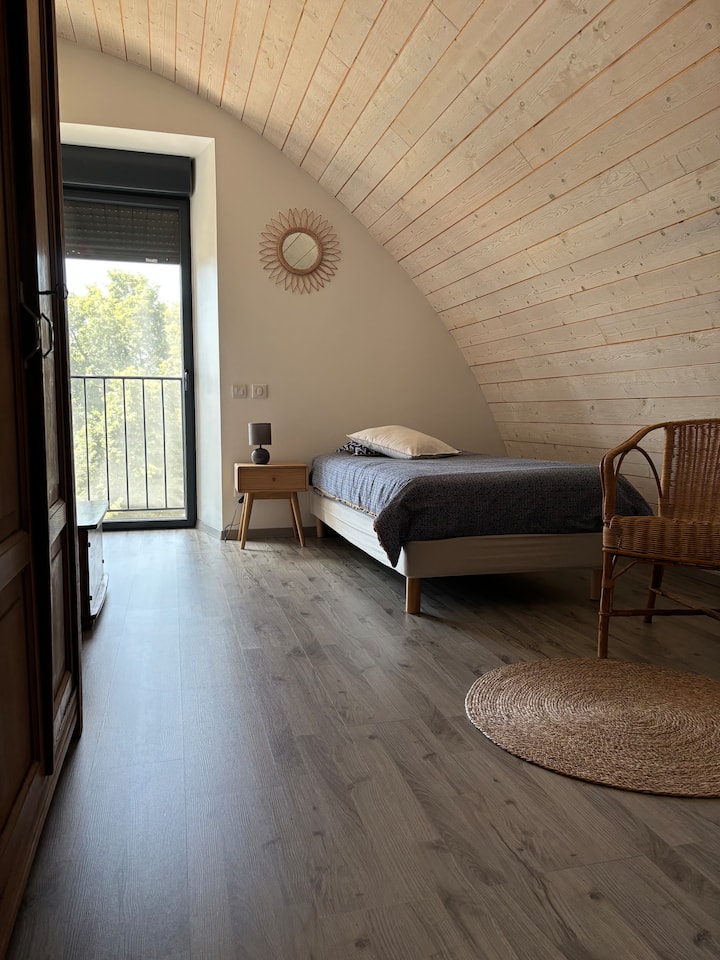 chumba cha kulala chenye vitanda viwili vya sentimita 90 ambavyo vinaweza kuunganishwa.
kabati, meza kando ya kitanda