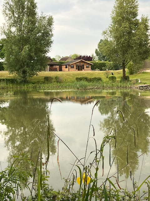Ashlea Lakeside Retreat - The Lodge with Hot Tub.