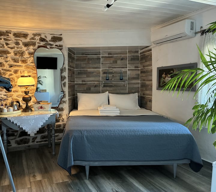 "Danae" Room In Old Town Traditional Residence