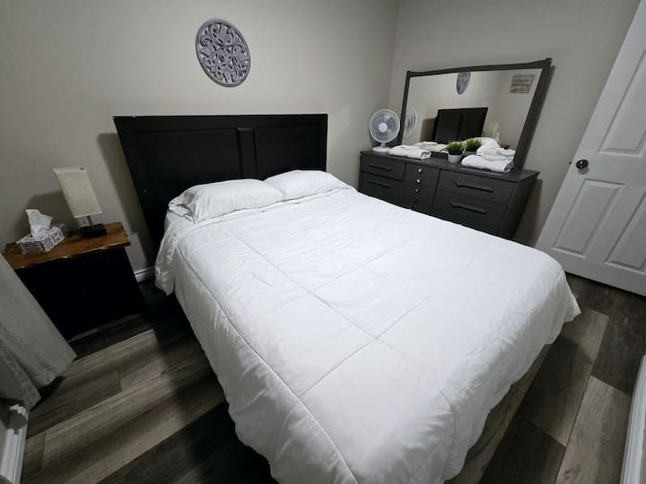 4/4 chambres

Lit queen size dans le logement inférieur.