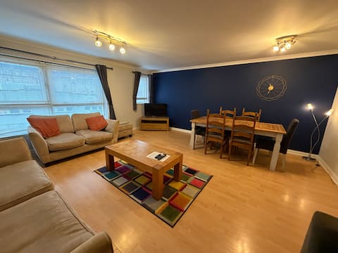 Successful Airbnb property: ⭐️Flat in ❤️️ of West End- Parking Space- Spacious ⭐️ in Partick & Kelvindale