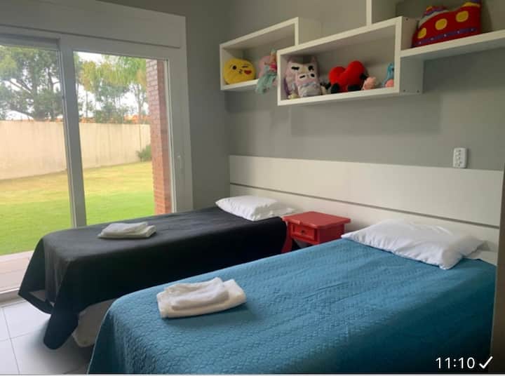 Апартман 3, со два единечни кревета, клима уред и врата од прозорец. 