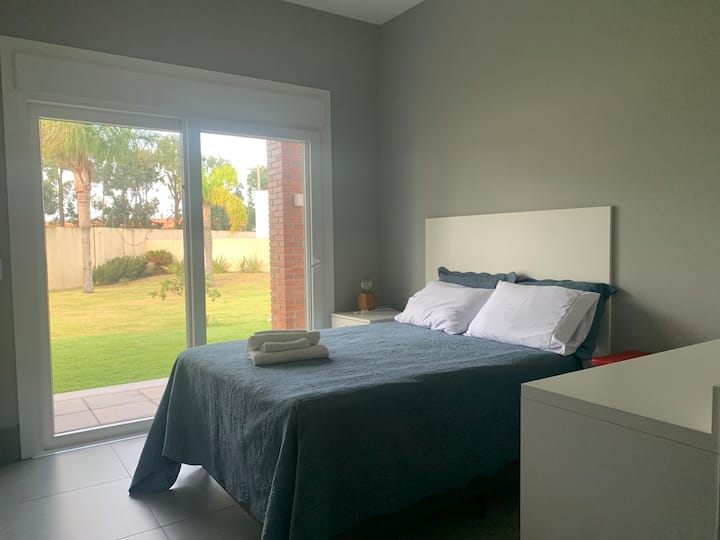 Апартман 1 , со врата од прозорец, клима уред. 