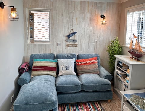 Top Airbnb: Stylish annexe close to sea front,private garden. in Penzance