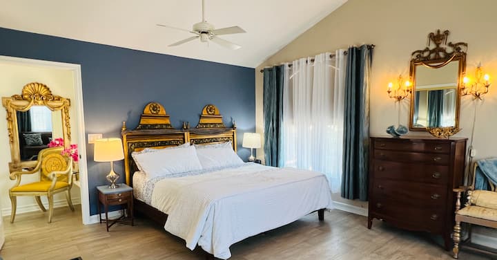 Dormitorio principal , cama tamaño king + sofá cama futón