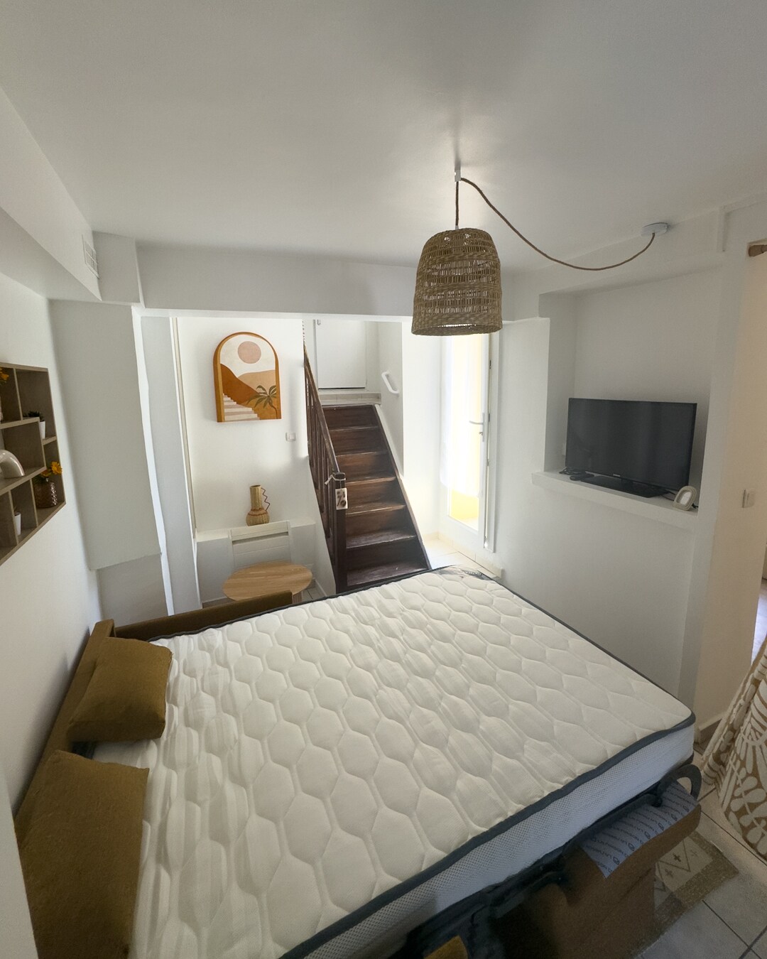 客厅配有沙发床 