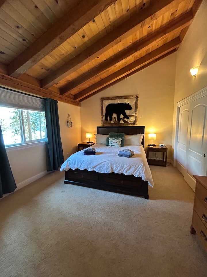 Bovenste verdieping met eigen badkamer, geen trap toegankelijkheid 